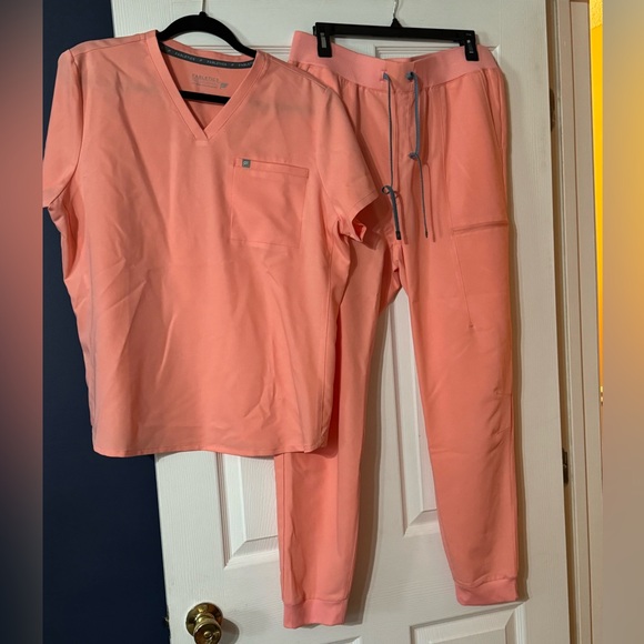 SOLD OUT RARE NWOT Fabletics Coral Scrubs top size XL, joggers size L - Picture 2 of 5